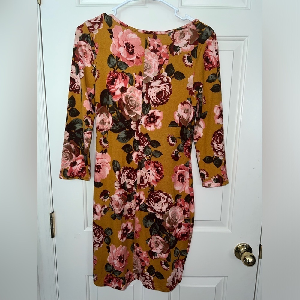 B Famous Dress, medium - Picture 2 of 5